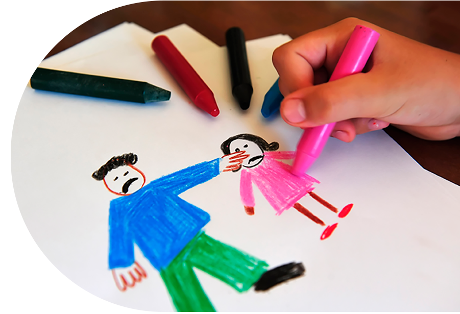Niña dibuja con crayones a una figura de un hombre y a una niña triste, el hombre le esta tocando la cara